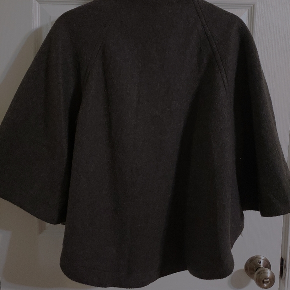 Cape - Picture 4 of 5